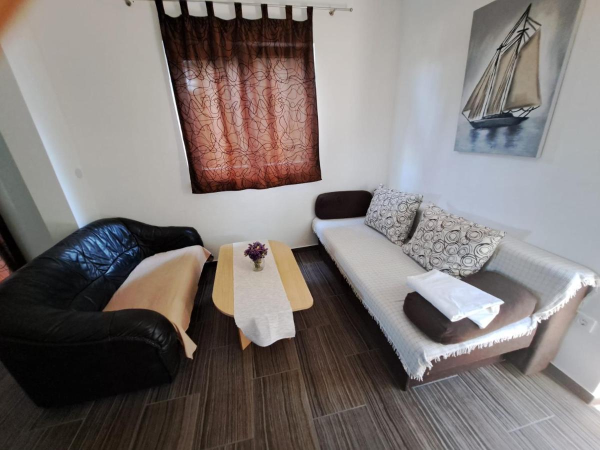 Apartmani Dusica ルンバルダ エクステリア 写真
